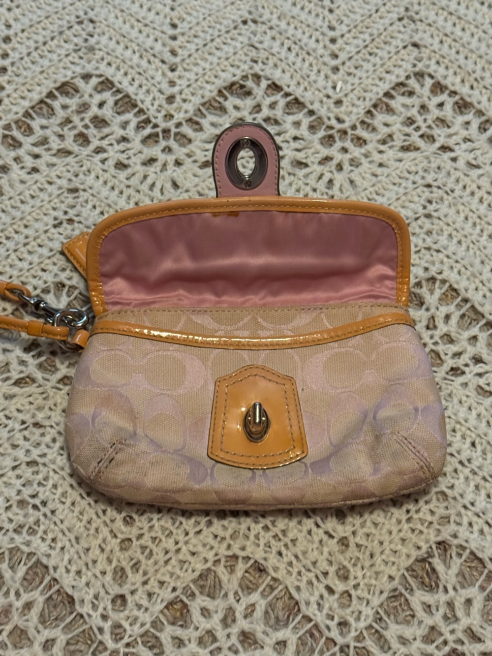 Vintage Coach Legacy Signature Turnlock Flap Wristlet Pink Jacquard Tan Leather - Picture 6 of 9